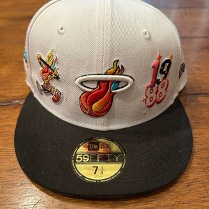 New Era 59 fifty size 7 1/4 Miami Heat White Crown Black Brim Patch Fitted Cap